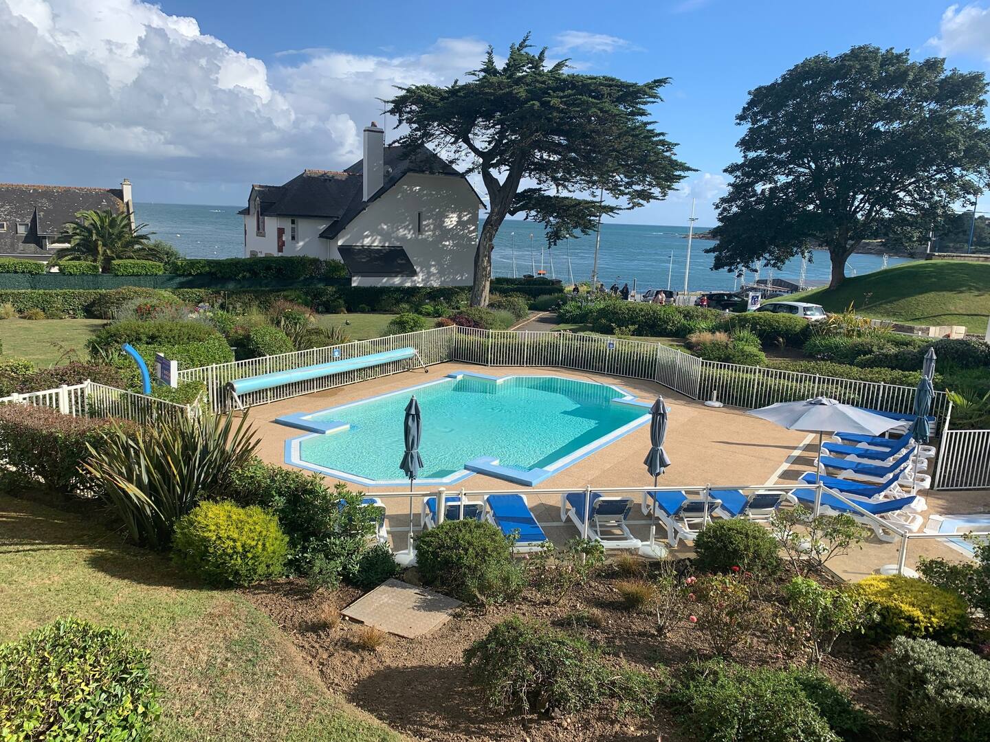 Piscine de la résidence, à 50 m de la plage